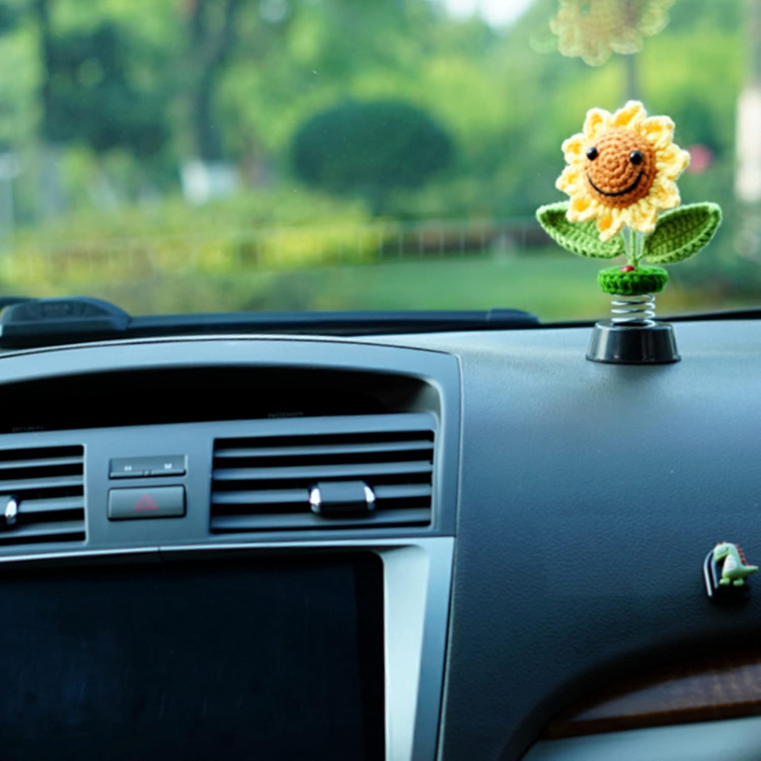 Sunflower Car Accessories Dashboard Decorations, Crochet Smiley Shaking Sun Flowers Bobblehead Dashboard Car Decor for Women, for Cute Girl Car Interior Desk Ornaments Gifts (H 5.2 in)